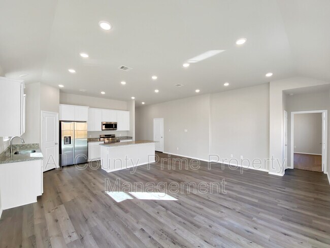 Building Photo - 13063 Clear View Dr