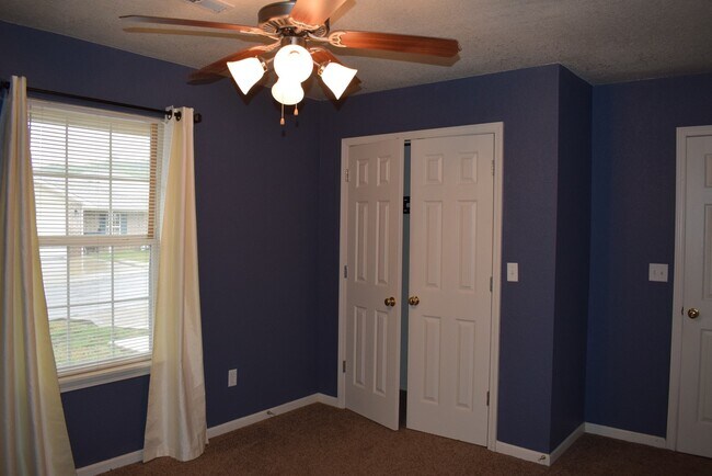 Building Photo - 3 bedroom 2 Bathroom Duplex in Hunters Ridge