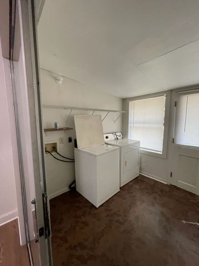 Building Photo - Maryville 37804 - 2 bedroom, 1 bath home Short term or Long term lease options - Call Debra Johns...