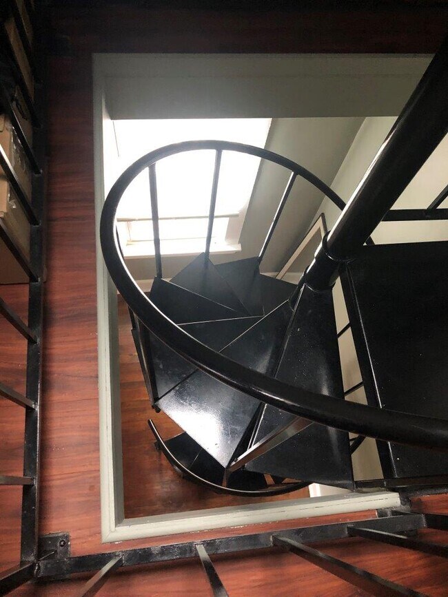 Building Photo - 2245 W Shakespeare Ave