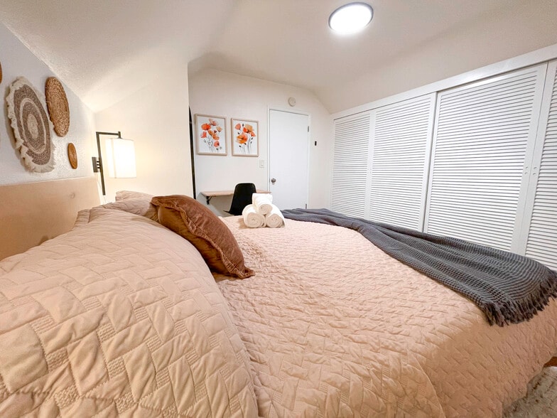 Master bedroom, upstairs Large closet space with single level hanging and a top shelf - 4746 W 159th St