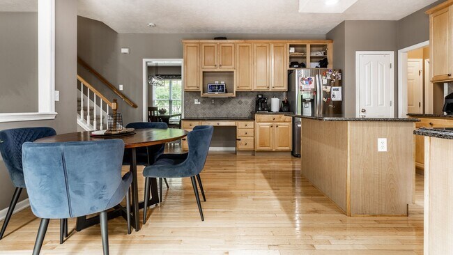 Building Photo - Spacious 5-Bed Home with In-Law Suite, Fin...