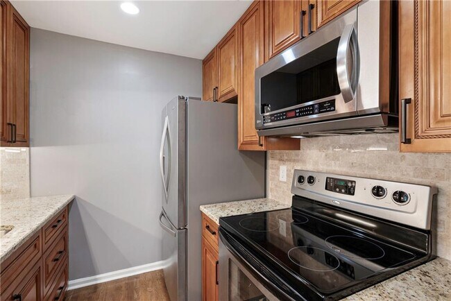 Building Photo - 25309 Plantation Dr NE