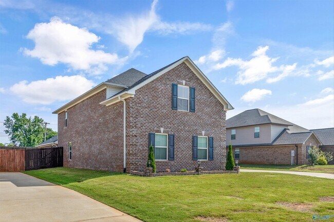 Building Photo - 17050 Stonegate Dr
