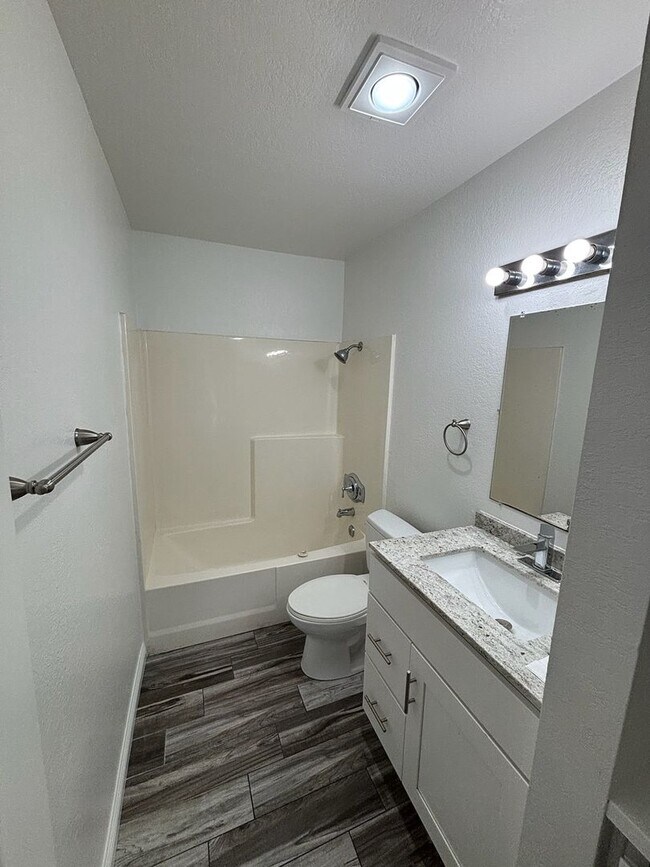 Building Photo - Large 3 Bedroom 3 Bathroom Condo for Rent