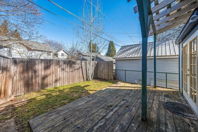 Building Photo - Sanders Beach home 3 bed 2 bath with secon...