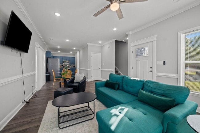 Building Photo - 2 Bedroom, 2.5 Bath Modern Duplex - Walkin...