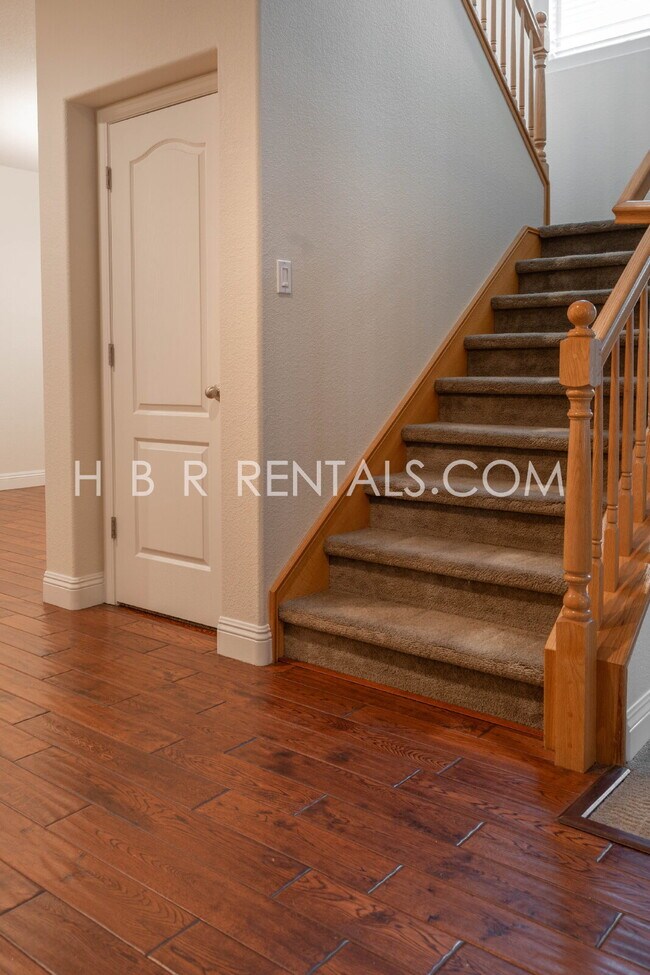 Building Photo - MANTECA RENTAL 4 BEDROOM OUTDOOR PIZZA OVEN in beautiful rear yard