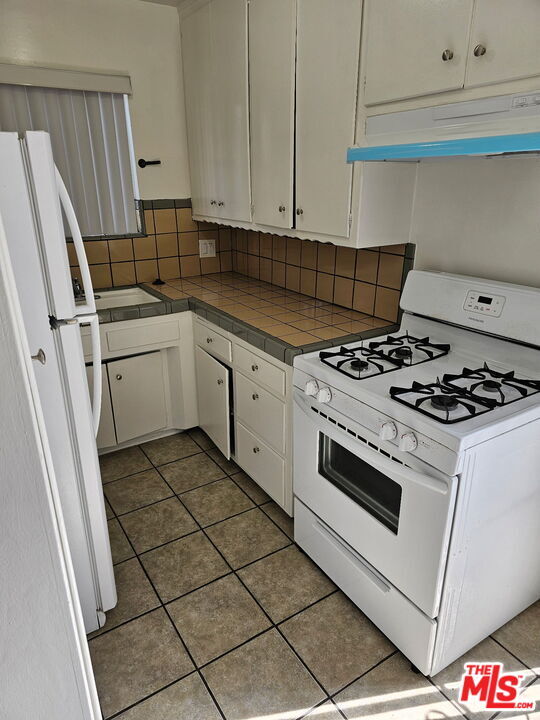 Building Photo - 1855 S Victoria Ave