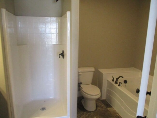 Building Photo - Move-In Discount - 3 Bed - 2.5 bath Town home in the heart of Cedar City!