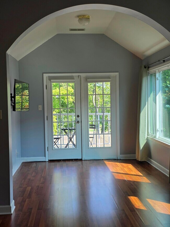 Building Photo - 1090 River Isle Dr