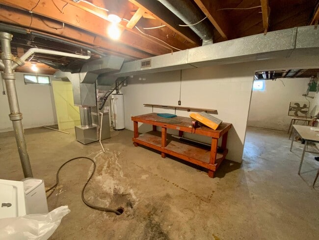 Building Photo - 1570 E Gates St