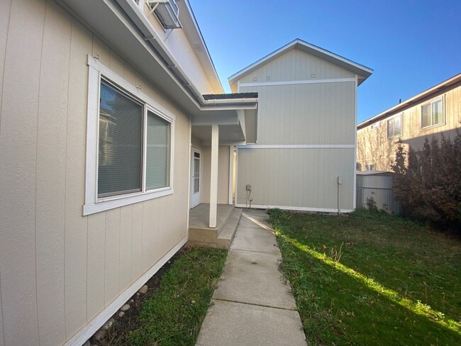 Building Photo - Don't miss this 4 Bedroom 1 1/2 Bath Northside Condo