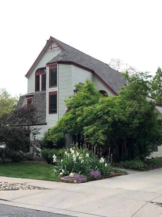 Building Photo - Updated 3 Bed 2 Bath Victorian Style Townhome