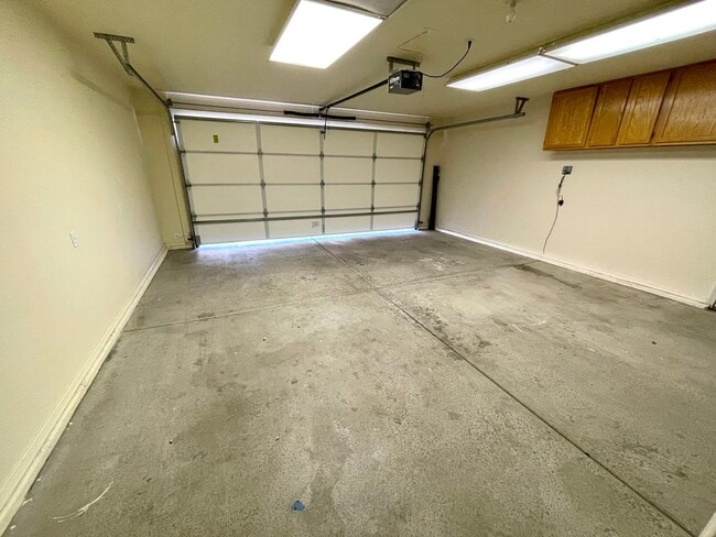 Building Photo - Great 3 Bedroom, 2 Bathroom Home in El Camino Village on the Parkway!