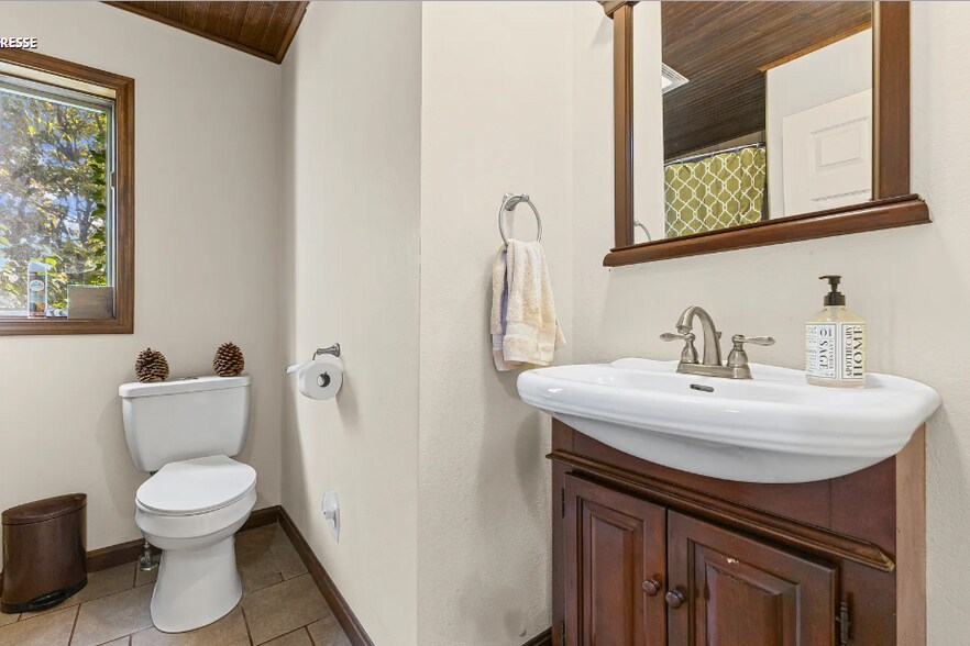 Building Photo - 1721 Southview Dr