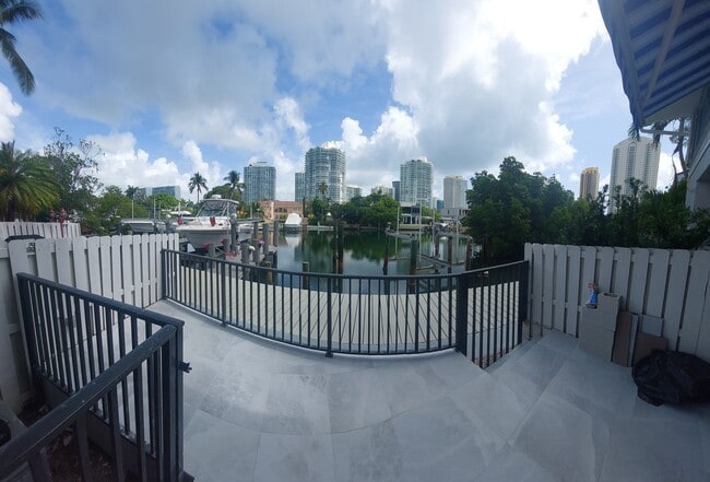 Building Photo - 255 Poinciana Island Dr