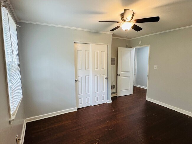 Building Photo - Spacious 3 Bedroom / 2 Bath Home – Designe...