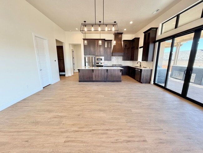 Building Photo - Beautiful Single-Level Home with Trail Access & Stunning Views!!! Pet Friendly!