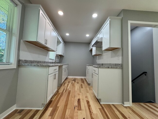 Building Photo - Stunning 5 Bedroom 2 Bathroom Home + Den i...