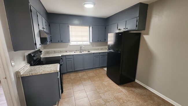 Building Photo - 3 BR/ 1.5 BA Single Family Home