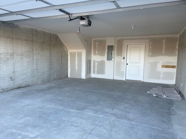 Building Photo - Townhome For Rent Papillion