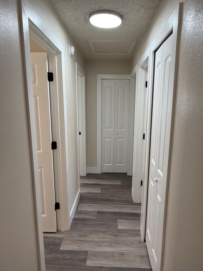 Building Photo - 3 Bedroom/1 Bathroom Single Family Home