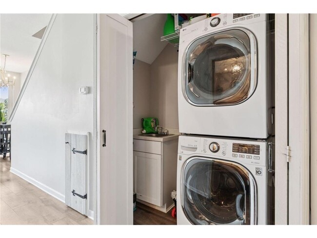 Building Photo - 640 Main St N