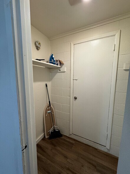 Building Photo - 806 S Elm St