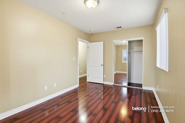 Building Photo - 1614 W 39th Pl