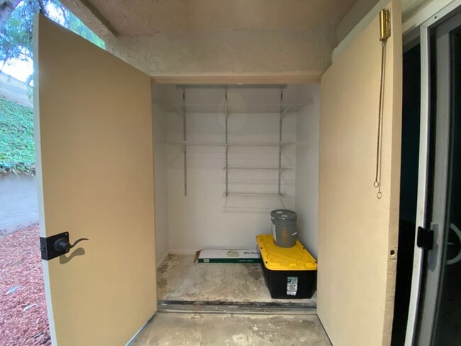 Building Photo - Beautifully Renovated 1-Bedroom Condo in R...