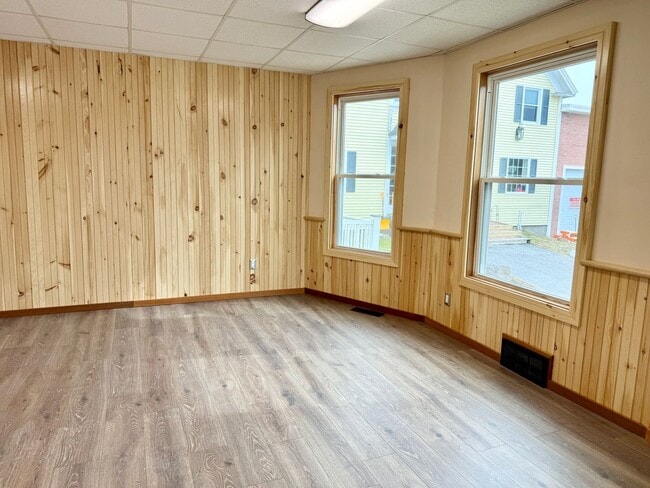 Building Photo - Well maintained inside and out