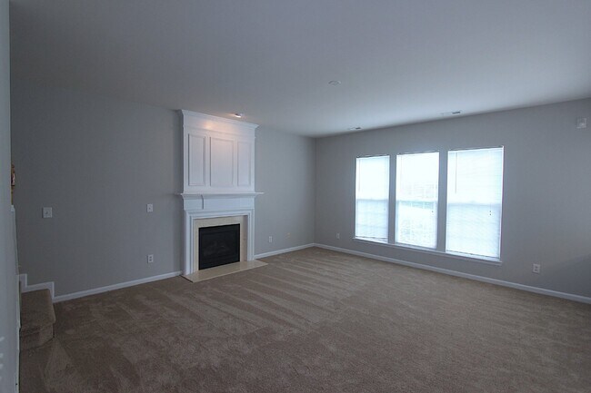 Building Photo - Well maintained 4 bedroom home with a golf course view!