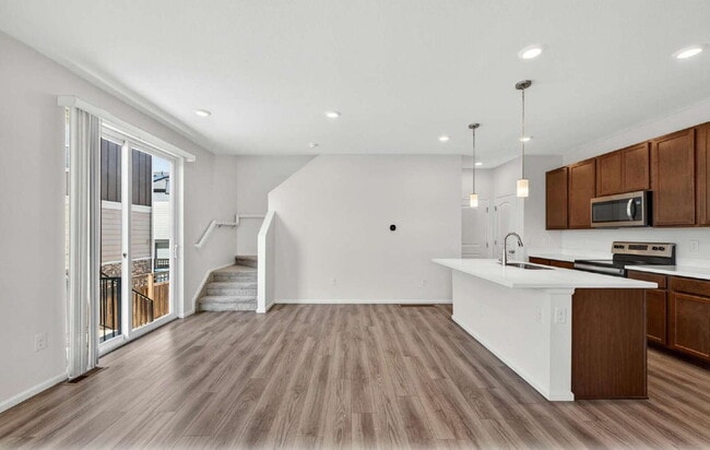 Building Photo - Beautiful 3 bed, 3 bath townhome in the lovely Painted Prairie Community!