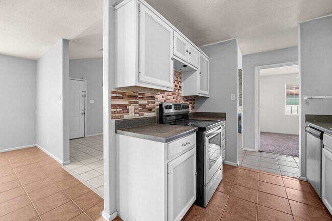 Building Photo - 1728 Linda Ave