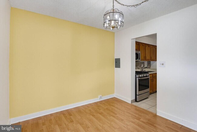 Building Photo - 5911 Tamar Dr