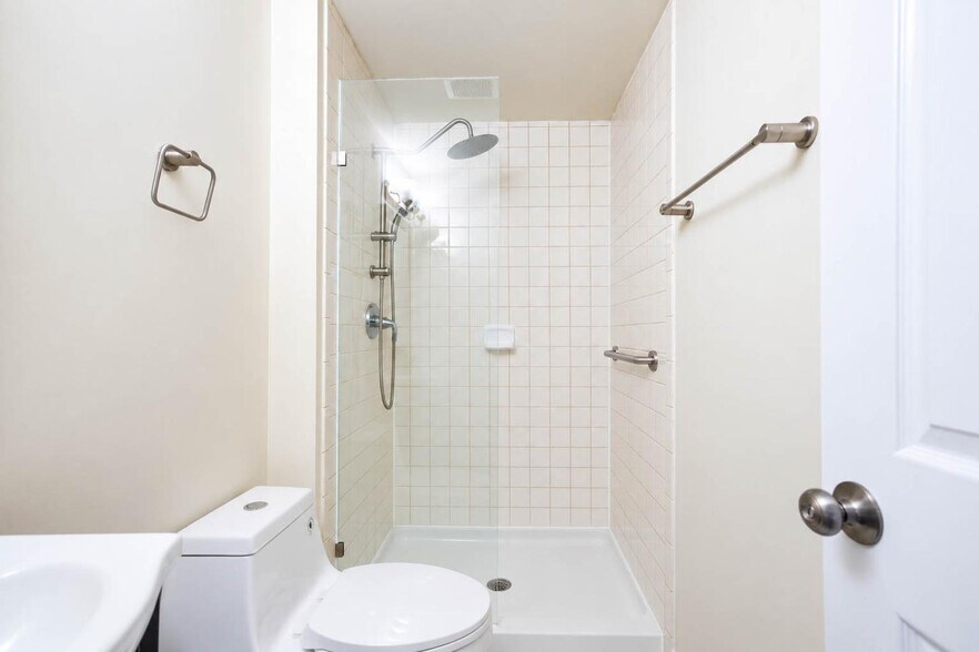 Building Photo - Bright & Comfortable Home in DC