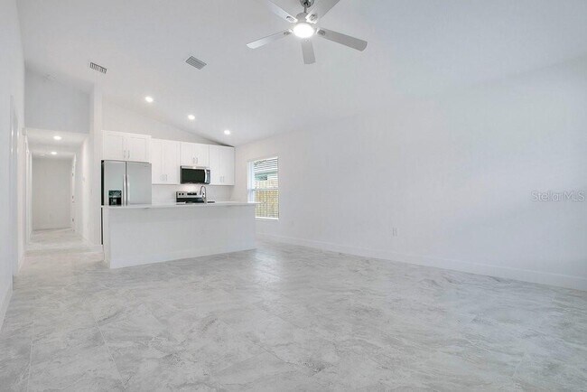 Building Photo - 865 Dunbar St