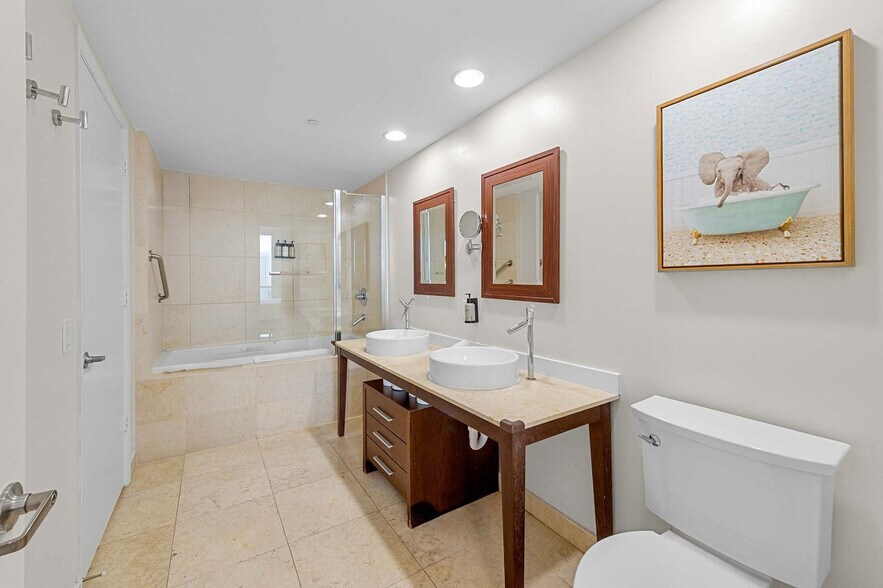 Building Photo - 485 Brickell Ave