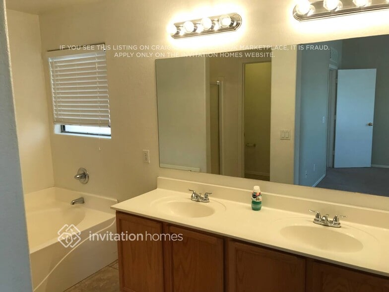 Building Photo - 12590 W Amelia Ave