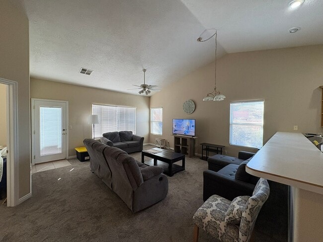 Building Photo - Cute townhome for rent