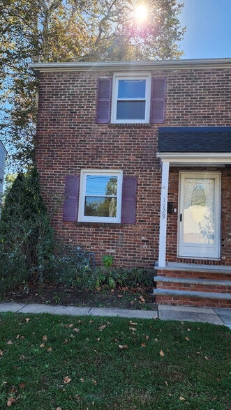 Primary Photo - 1129 South Ave W