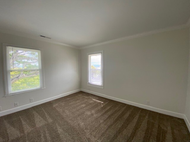 Building Photo - 585 Laine St