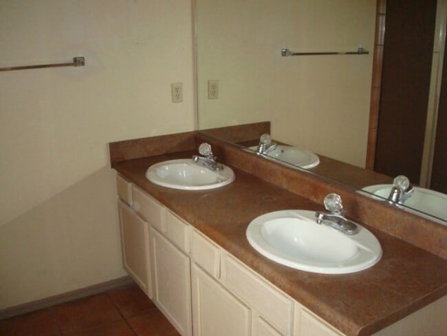 Building Photo - Cute Townhouse in Desirable Area- Close to...