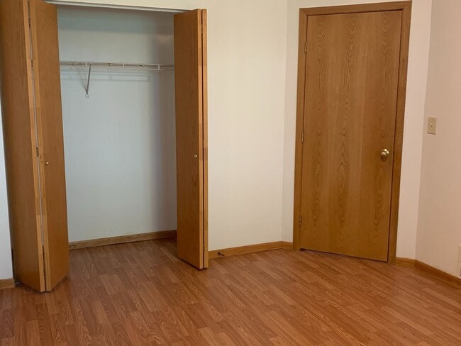 Building Photo - 3 Bedroom Twinhome