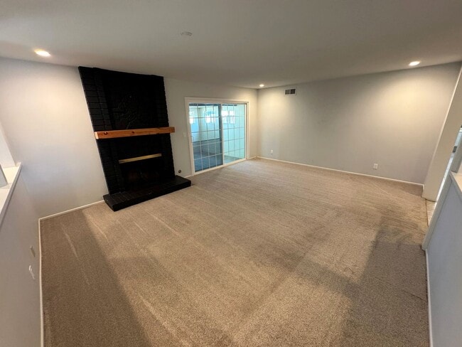 Building Photo - Spacious East Ventura 4 Bedroom Home – Sin...
