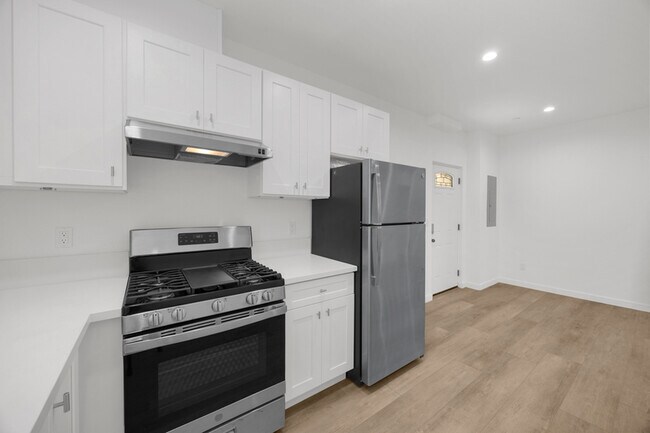 Building Photo - 308 N Catalina Ave