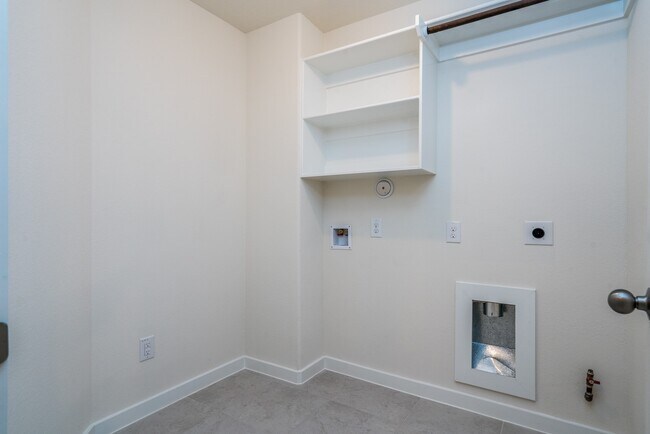 Building Photo - 40315 S Hill Pass