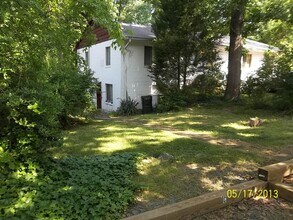 Building Photo - Quiet Study Haven: 1BR + Den just Steps from UNC