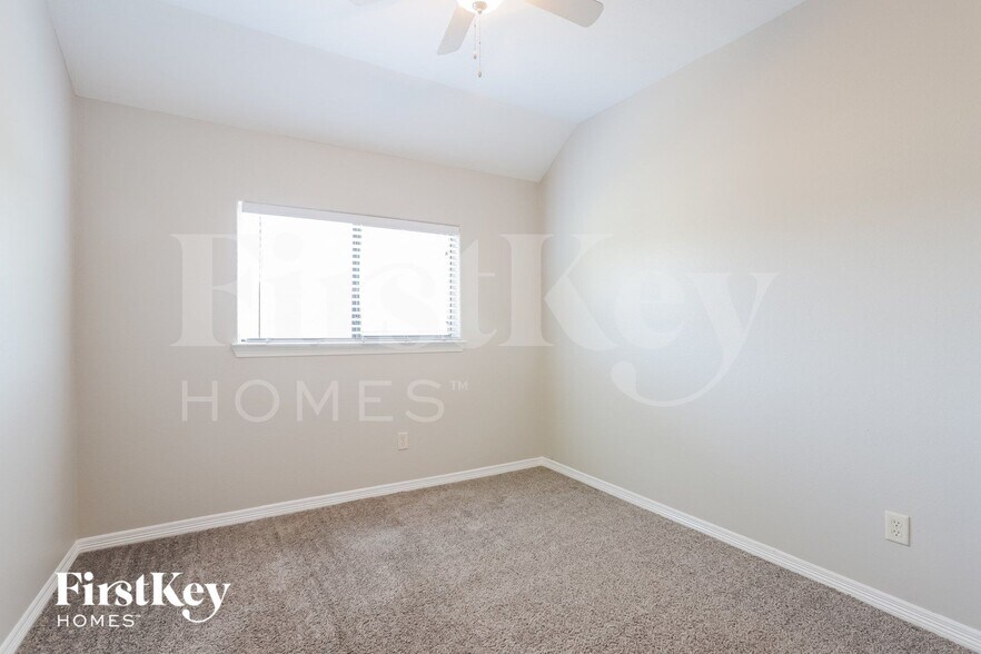 Building Photo - 8015 N Tarrytown Crossing Dr